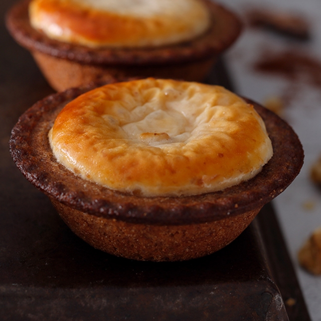 BAKE CHEESE TART×スターバックス® ホリデーチーズタルト（くるみ・メープル・カカオタルト）
